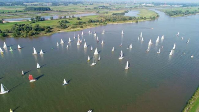 Segelboote auf der Weser von oben