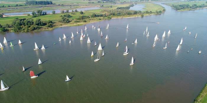 Segelboote auf der Weser von oben