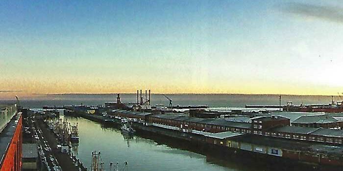 Hafenbecken in Cuxhaven im Dämmerlicht