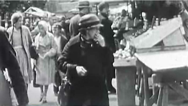 domshof-wochenmarkt Eine Dame auf dem Wochenmarkt in Bremen in den dreißiger Jahren