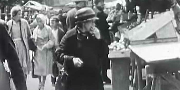 domshof-wochenmarkt Eine Dame auf dem Wochenmarkt in Bremen in den dreißiger Jahren