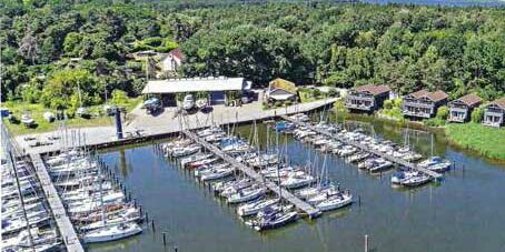 Hafen mit Segelyachten von oben
