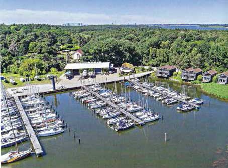 Hafen mit Segelyachten von oben