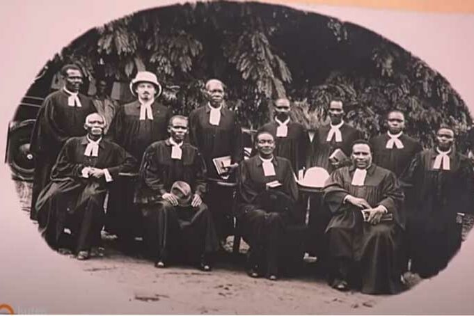 Schwarze Priester im Talar