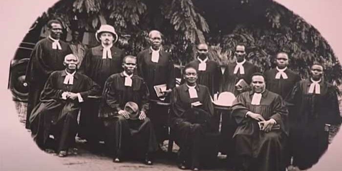 Schwarze Priester im Talar