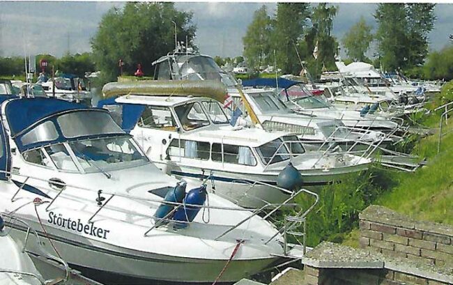 Motoryachten im Hafen bei Verden