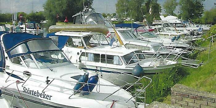 Motoryachten im Hafen bei Verden