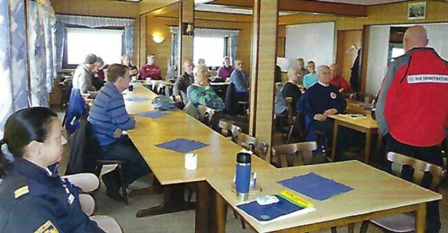 Wassersportler beim Theorie-Unterricht