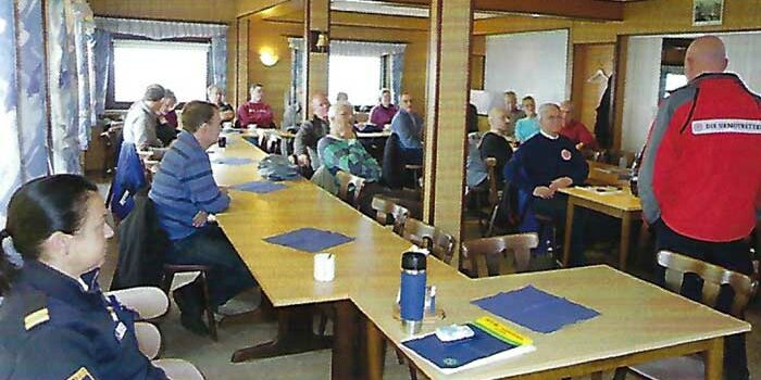 Wassersportler beim Theorie-Unterricht