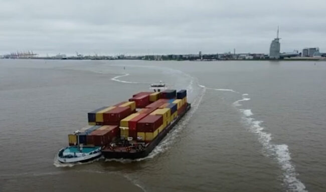 Container-Feeder vor Bremerhaven
